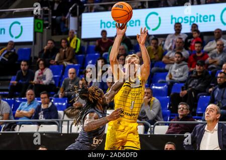 Tenerife, Spagna. 3 dicembre, 2019. sasu salin (iberostar tenerife) al tiro, ostacolata da Parigi lee (brose bamberg)durante Iberostar Tenerife vs Bamberg, Basket Champions League a Tenerife, Spagna, 03 Dicembre 2019 - LPS/Davide Di Lalla Credito: Davide Di Lalla/LP/ZUMA filo/Alamy Live News Foto Stock