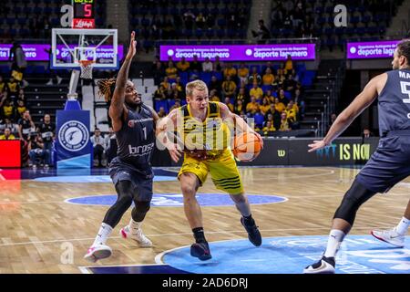 Tenerife, Spagna. 3 dicembre, 2019. sasu salin (iberostar tenerife) ostacolata da Parigi lee (brose bamberg)durante Iberostar Tenerife vs Bamberg, Basket Champions League a Tenerife, Spagna, 03 Dicembre 2019 - LPS/Davide Di Lalla Credito: Davide Di Lalla/LP/ZUMA filo/Alamy Live News Foto Stock