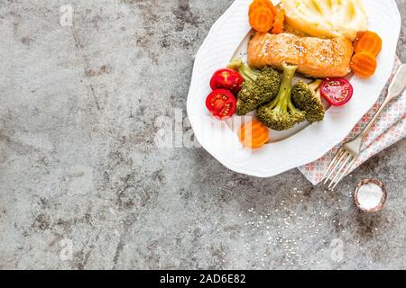 Pesce salmone cotto a vapore con verdure Foto Stock