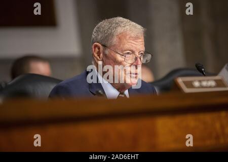 Washington DC, Stati Uniti d'America. 03 Dic, 2019. Stati Uniti il senatore Jim Inhofe (repubblicano di Oklahoma) parla prima la testimonianza del Direttore della capacità di difesa e di gestione presso il governo Accountability Office Elizabeth Field, segretario dell'esercito Ryan McCarthy, deliberando segretario della Marina Modly Thomas, Segretario della Air Force Barbara Barrett, Capo di Stato Maggiore degli Stati Uniti Esercito il Generale James McConville, Capo di operazioni navali Ammiraglio Michael Gilday, Comandante della Marine Corps General David Berger e Capo di Stato Maggiore degli Stati Uniti Air Force General David Goldfei Credito: ZUMA Press, Foto Stock