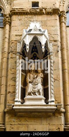 La scultura in marmo della Madonna delle Rose su una nicchia esterna della chiesa di Orsanmichele nel centro storico di Firenze, sito Unesco, Toscana, Italia Foto Stock