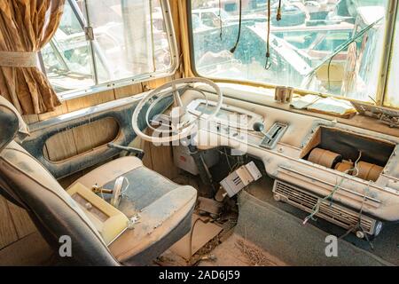 Cruscotto interno del vecchio carrello van bus in un junk yard nel deserto in Phoenix Arizona USA Foto Stock