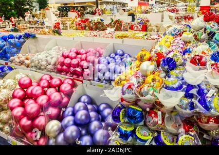 Carino giocattoli di Natale e regali e il mercato di Natale. Piccolo albero giocattoli, giostra e altre sculture. Il veglione di capodanno lo spirito. Foto Stock