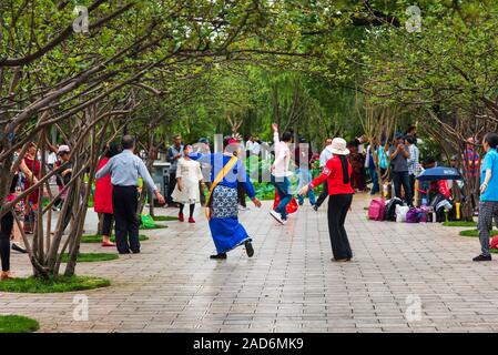 Kunming, Cina - 12 Luglio 2019: Cinese la gente ballare sulla pubblica piazza nel parco come un hobby e phenomenom culturale Foto Stock