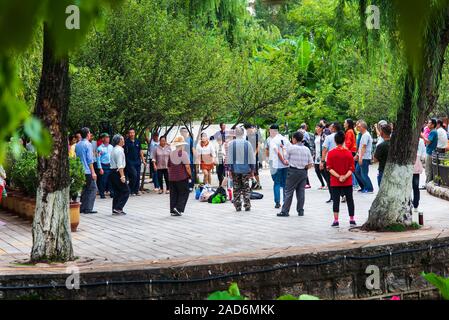 Kunming, Cina - 12 Luglio 2019: Cinese la gente ballare sulla pubblica piazza nel parco come una ricreazione e divertimento per gli anziani in Kunming, Yunna Foto Stock