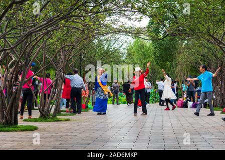 Kunming, Cina - 12 Luglio 2019: Cinese la gente ballare sulla pubblica piazza nel parco come un hobby e phenomenom culturale Foto Stock