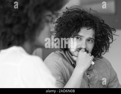 Imprenditore guardando al suo collega di lavoro Foto Stock