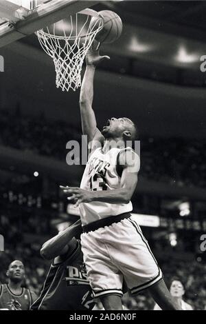 Boston Celtics #13 Todd giorno punteggi in gioco di basket azione contro i pistoni di Detroit al Fleet Center di Boston MA USA nov 11, 1996 foto di bill belknap Foto Stock