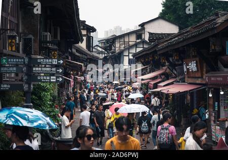 Chongqing Cina - Luglio 24, 2019: affollato Ciqikou antica città nel distretto di Shapingba di Chongqing comune della Repubblica popolare cinese Foto Stock