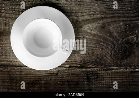 Svuotare tazza di caffè sul tavolo in legno Foto Stock