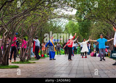 Kunming, Cina - 12 Luglio 2019: Cinese la gente ballare sulla pubblica piazza nel parco come un hobby e phenomenom culturale Foto Stock