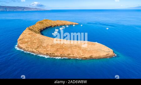 Molokini cratere, antenna colpo di Maui lato della forma di una mezzaluna isolotto con Kahoolawe e lanai in distanza, Maui, Hawaii. Foto Stock