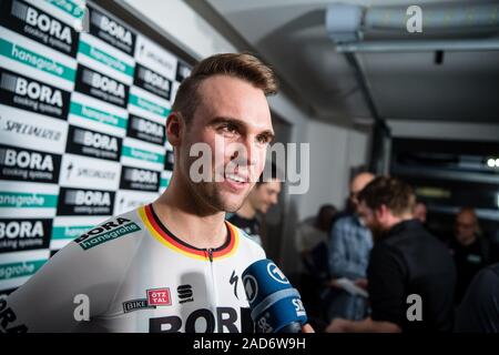 Kolbermoor, Germania. 03 Dic, 2019. Massimiliano Schachmann, membro tedesco del racing team di Bora-hansgrohe, risponde alle domande dei giornalisti durante la presentazione della squadra di ciclismo per l'anno 2020 in un'intervista. Credito: Matthias esitano di fronte/dpa/Alamy Live News Foto Stock