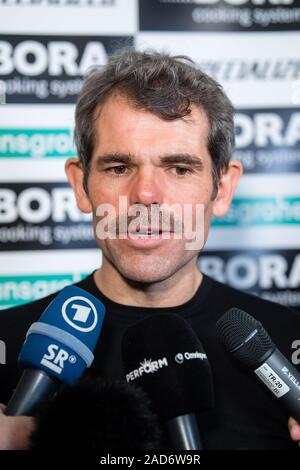 Kolbermoor, Germania. 03 Dic, 2019. Ralph Denk, team manager di Bora-hansgrohe la squadra di ciclismo, risponde alle domande dei giornalisti in una intervista durante la presentazione della squadra di ciclismo per 2020. Credito: Matthias esitano di fronte/dpa/Alamy Live News Foto Stock