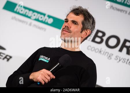 Kolbermoor, Germania. 03 Dic, 2019. Ralph Denk, team manager della bora-hansgrohe cycling team, sarà di scena in occasione della presentazione della squadra di ciclismo per l'anno 2020. Credito: Matthias esitano di fronte/dpa/Alamy Live News Foto Stock