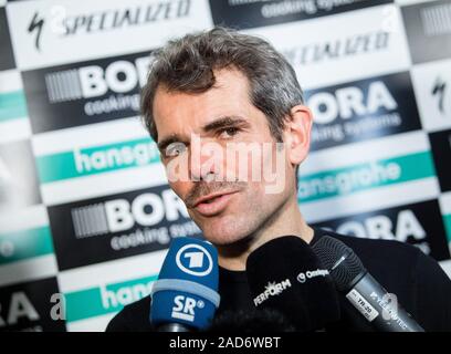 Kolbermoor, Germania. 03 Dic, 2019. Ralph Denk, team manager di Bora-hansgrohe la squadra di ciclismo, risponde alle domande dei giornalisti in una intervista durante la presentazione della squadra di ciclismo per 2020. Credito: Matthias esitano di fronte/dpa/Alamy Live News Foto Stock