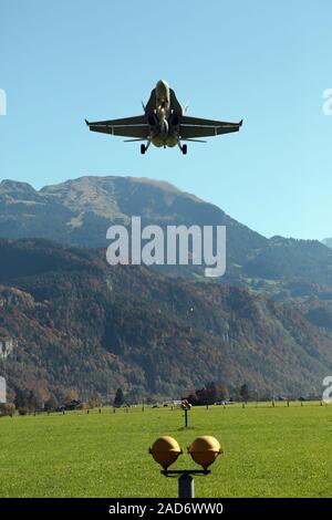 Meiringen aerodromo militare, approccio di McDonnell Douglas FA-18 Hornet Foto Stock