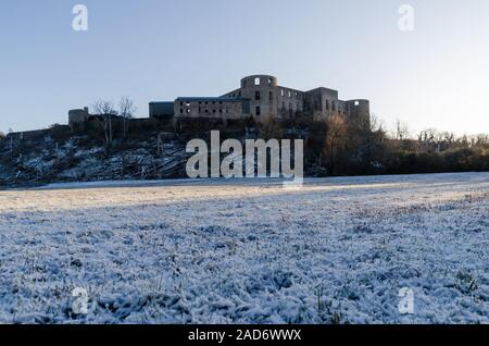 Rovina del castello della città di Borgholm in Svezia e nella stagione invernale Foto Stock