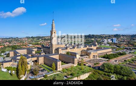 Vista aerea del Neo-Herrerian edificio della Universidad Laboral de Gijon Foto Stock