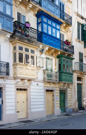 Un assortimento di maltese tradizionale aperti e chiusi i balconi. La Valletta, Malta. Foto Stock