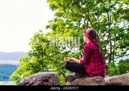 Sano giovane escursionista ragazza rilassante sulla montagna di Yoga asana healthcare allo stile di vita del buon vivere concept Foto Stock