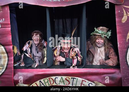 Dickensian Grassington Festival, North Yorkshire, novembre 2019. "Hardcastle incredibile umana macchina Vegetali' (Penny Plain Theatre Company). Foto Stock