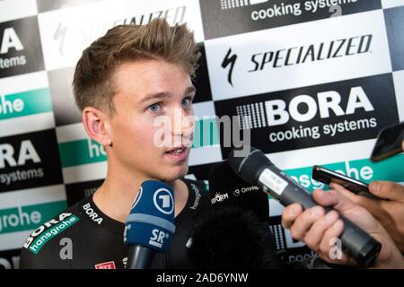 Kolbermoor, Germania. 03 Dic, 2019. Lennard Kämna, membro tedesco del racing team di Bora-hansgrohe, risponde alle domande dei giornalisti in una intervista durante la presentazione della squadra di ciclismo per l'anno 2020. Credito: Matthias esitano di fronte/dpa/Alamy Live News Foto Stock