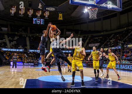 Tenerife, Spagna, 03 dic 2019, santi yusta (iberostar tenerife), configur marei (brose bamberg) si contendono rimbalzo delle nazioni unite durante la struttura Iberostar Tenerife vs Bamberg - Basket Champions League - Credito: LPS/Davide Di Lalla/Alamy Live News Foto Stock