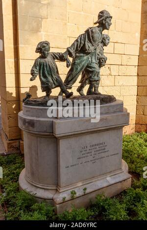 Una replica del 1905 statua Les Gavroches (i ragazzi di strada) dallo scultore maltese Antonio Sciortino nella Upper Barrakka Gardens, Valletta, Malta. Foto Stock