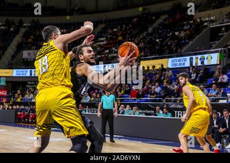 Tenerife, Spagna, 03 dic 2019, configur marei (brose bamberg) ostacolata da giorgi shermadini (iberostar tenerife) durante Iberostar Tenerife vs Bamberg - Basket Champions League - Credito: LPS/Davide Di Lalla/Alamy Live News Foto Stock