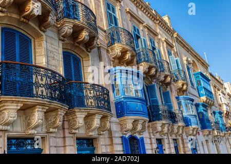 Tradizionali balconi Maltese e insenature chiuse tutte dipinte di blu. La Valletta, Malta. Foto Stock