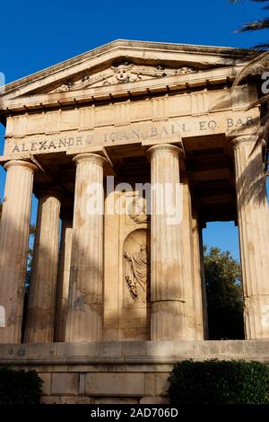 1810 Monumento a Sir Alexander Ball, un tempio neoclassico in Lower Barrakka Gardens, Valletta, Malta. Il primo Commissario Civile di Malta. Foto Stock