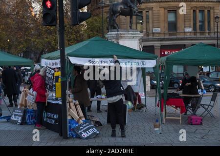 Dimostrazione Anti-Trump essendo impostato in Trafalgar Square a Londra durante il vertice della NATO del 2019 Foto Stock