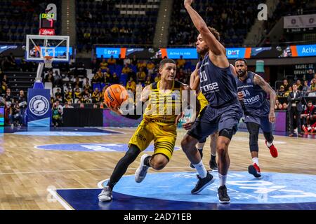 Tenerife, Spagna. 3 dicembre, 2019. gabriel lundberg (iberostar tenerife) marcato stretto da elias Harris (brose bamberg)durante Iberostar Tenerife vs Bamberg, Basket Champions League a Tenerife, Spagna, 03 Dicembre 2019 - LPS/Davide Di Lalla Credito: Davide Di Lalla/LP/ZUMA filo/Alamy Live News Foto Stock