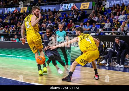 Tenerife, Spagna. 3 dicembre, 2019. Parigi lee (brose bamberg) supera la difesa dei santi yusta e di fran guerra (iberostar tenerife)durante Iberostar Tenerife vs Bamberg, Basket Champions League a Tenerife, Spagna, 03 Dicembre 2019 - LPS/Davide Di Lalla Credito: Davide Di Lalla/LP/ZUMA filo/Alamy Live News Foto Stock