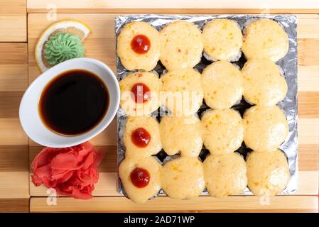 Un grande insieme di rotoli al forno con formaggio tappi. Foto Stock