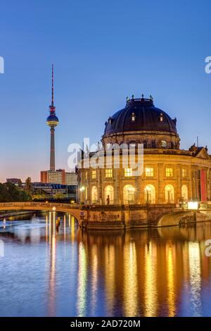 Bode-Museum, la torre della televisione e il fiume Sprea a Berlino prima del sorgere del sole Foto Stock