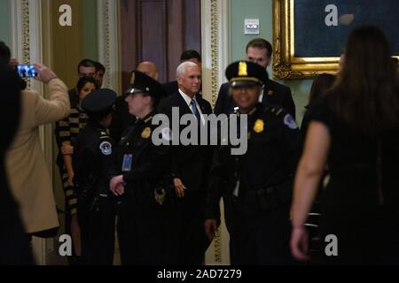 Washington DC, Stati Uniti d'America. 03 Dic, 2019. Il Vicepresidente degli Stati Uniti Mike Pence arriva al Campidoglio degli Stati Uniti in Washington, DC, Stati Uniti, martedì 3 dicembre, 2019, per un pranzo bipartisan in onore di ritirarvi negli Stati Uniti il senatore Johnny Isakson (Repubblicano della Georgia). Credito: dpa picture alliance/Alamy Live News Foto Stock