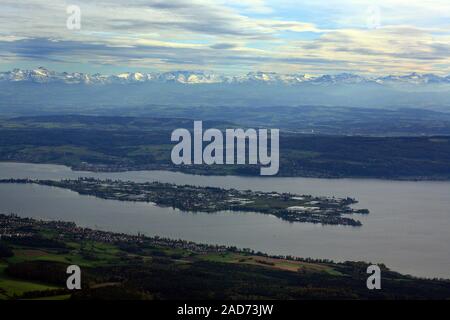 Vista dell'isola di Reichenau sul Lago di Costanza fino alle Alpi Foto Stock