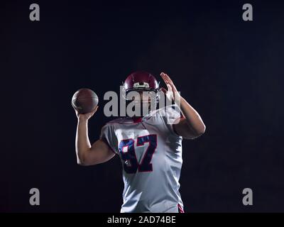 Giocatore di football americano gettando la sfera di rugby Foto Stock