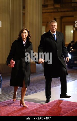 Presidente della Repubblica di Romania Klaus Iohannis e sua moglie First Lady della Romania Carmen Iohannis arrivando per un ricevimento a Buckingham Palace di Londra per i leader della NATO hanno per contrassegnare i 70 anni dell'alleanza NATO. Foto di PA. Picture Data: martedì 3 dicembre, 2019. Foto di credito dovrebbe leggere: Dan Kitwood/PA FILO Foto Stock