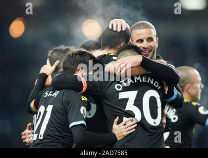 Il 3° dicembre 2019; Turf Moor, Burnley, Lanchashire, Inghilterra; English Premier League Football, Burnley contro Manchester City; Rodri del Manchester City celebra con David Silva del Manchester City Kyle Walker del Manchester City e Nicolas Otamendi del Manchester City dopo egli punteggi in 68 minuto per renderlo 0-3 - rigorosamente solo uso editoriale. Nessun uso non autorizzato di audio, video, dati, calendari, club/campionato loghi o 'live' servizi. Online in corrispondenza uso limitato a 120 immagini, nessun video emulazione. Nessun uso in scommesse, giochi o un singolo giocatore/club/league pubblicazioni Foto Stock