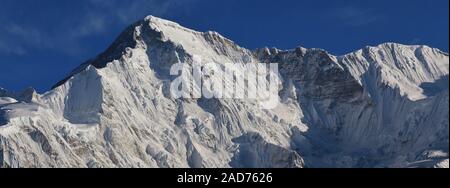 Picco coperto di neve del monte Cho Oyu, Nepal. Vista da Gokyo, Everest National Park, Nepal. Foto Stock