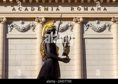 Bucarest, Romania - Novembre 05, 2019: la statua della dea Minerva, realizzata dallo scultore Mihai Ecobici è visto di fronte l'Accademia rumena, ho Foto Stock