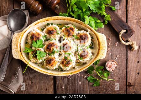 Le polpette di carne cotta in panna acida Foto Stock