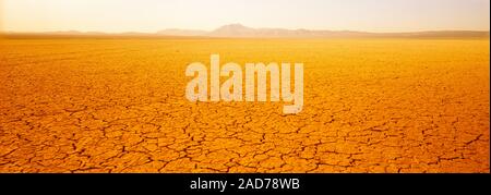 Massa rotto di Cuddeback Dry Lake nel deserto di Mojave, CALIFORNIA, STATI UNITI D'AMERICA Foto Stock