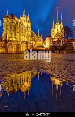 La famosa cattedrale e severi chiesa a Erfurt al tramonto riflesso in una pozza Foto Stock