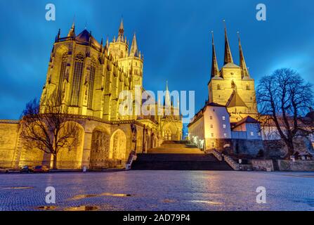 La famosa cattedrale e severi chiesa a Erfurt al crepuscolo Foto Stock