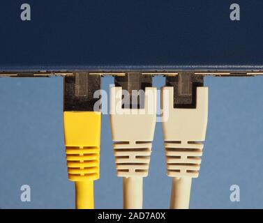 Modem router con switch ethernet RJ45 porte spina Foto Stock