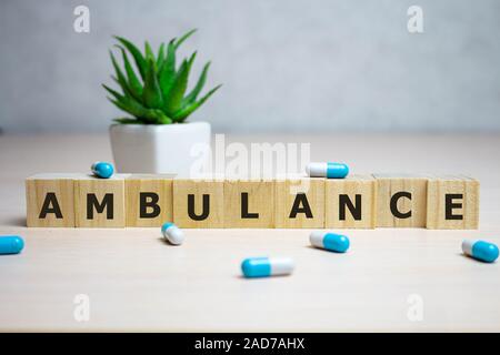 Ambulanza parola scritta sul blocco di legno, medico concetto aziendale, sfondo.. Healthcare concettuale per ospedale, clinica e medical busines. Foto Stock